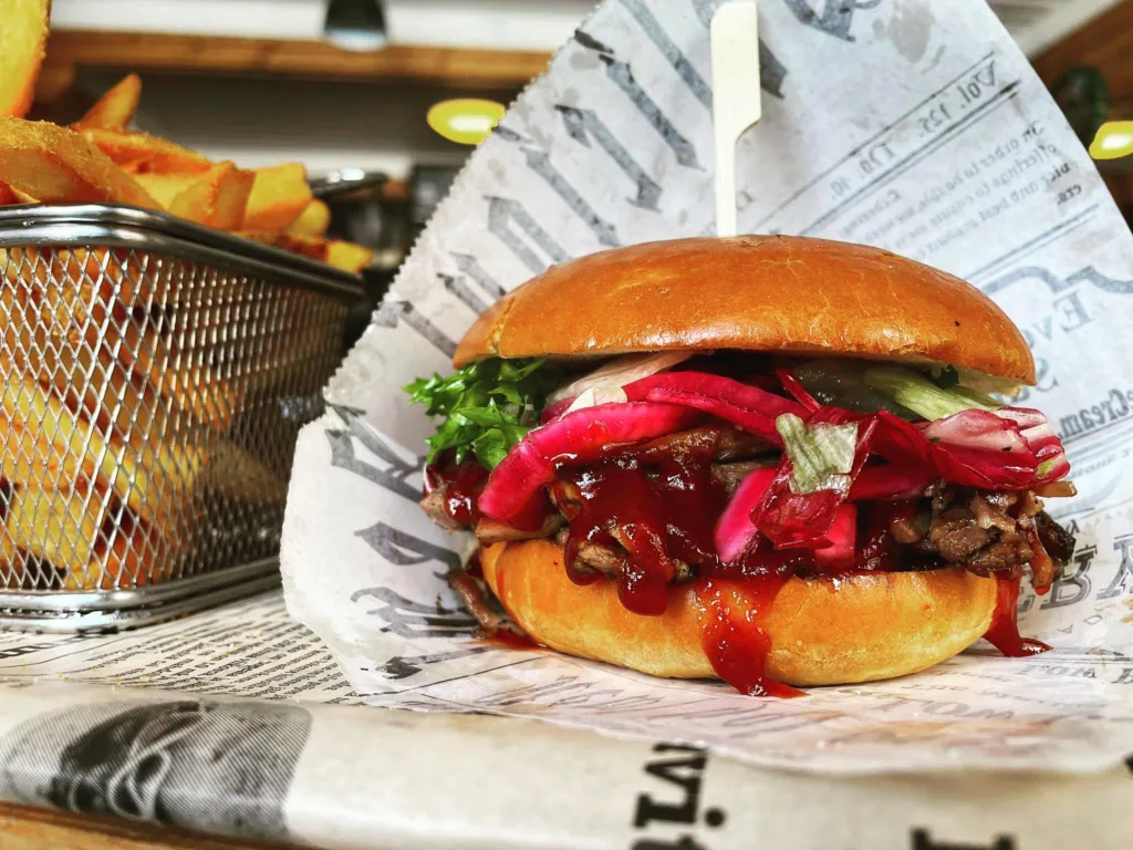 Karvion leirintäalueen ravintola Leiskarin hampurilainen.