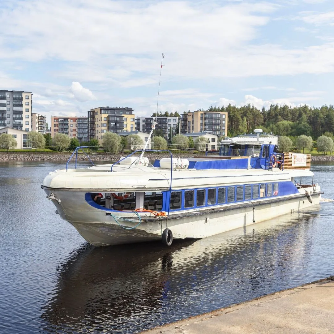 Kreuzfahrtschiff im Hafen Joensuu in Nordkarelien – Archipel-Shop organisiert Kreuzfahrten nach Liperi mit köstlichen Essenserlebnissen.