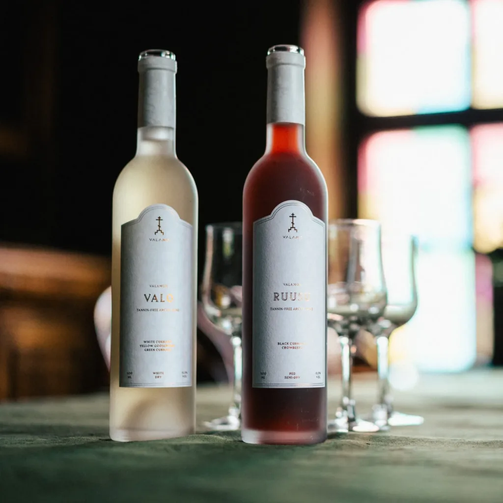 Valamon luostarin viinipulloja ja laseja Heinävedellä Pohjoisella Saimaalla – luostarissa valmistettuja viinejä ja rauhallisia makuelämyksiä.