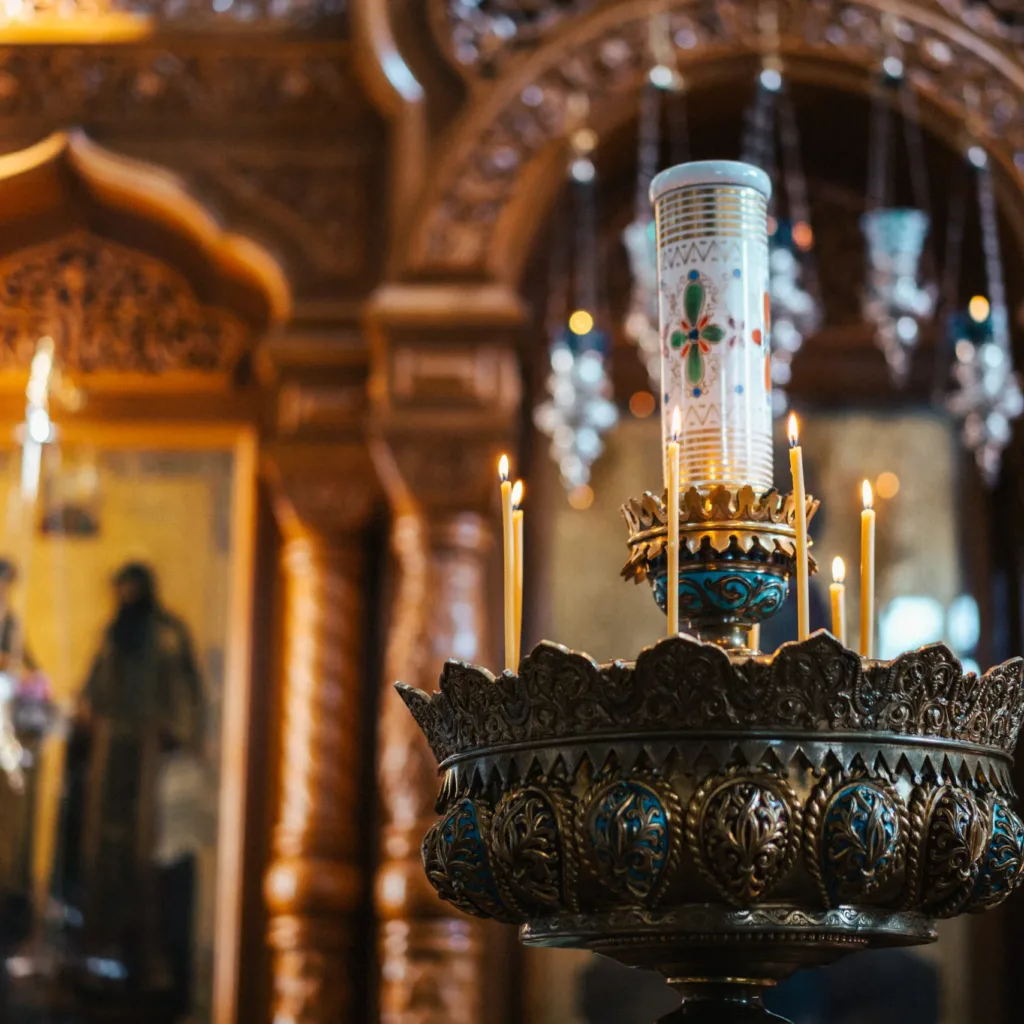 Valamon luostarin alttari kutsuu hiljentymään.