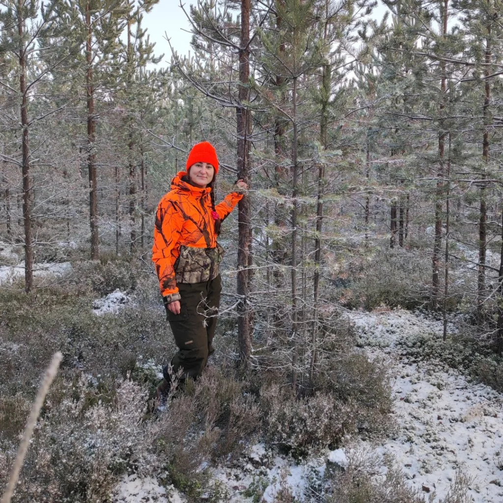 Liperin Kotapihan majatalon yrittäjä Jenni rentoutuu sykyisessä metsässä.