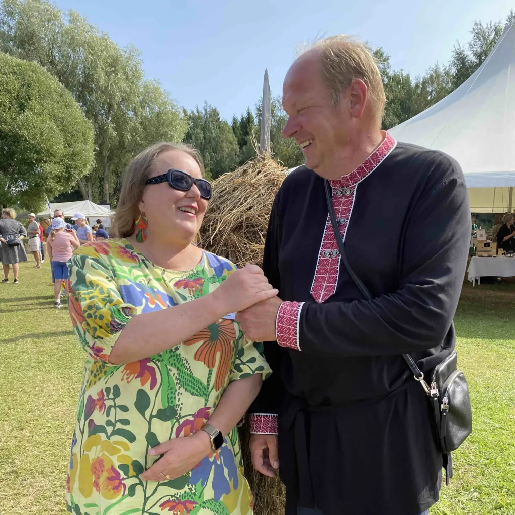 Kukkakuhhaus on Raakkylan suosituin kesatapahtuma. Isanta Markku ottaa vieraat iloisesti vastaan.