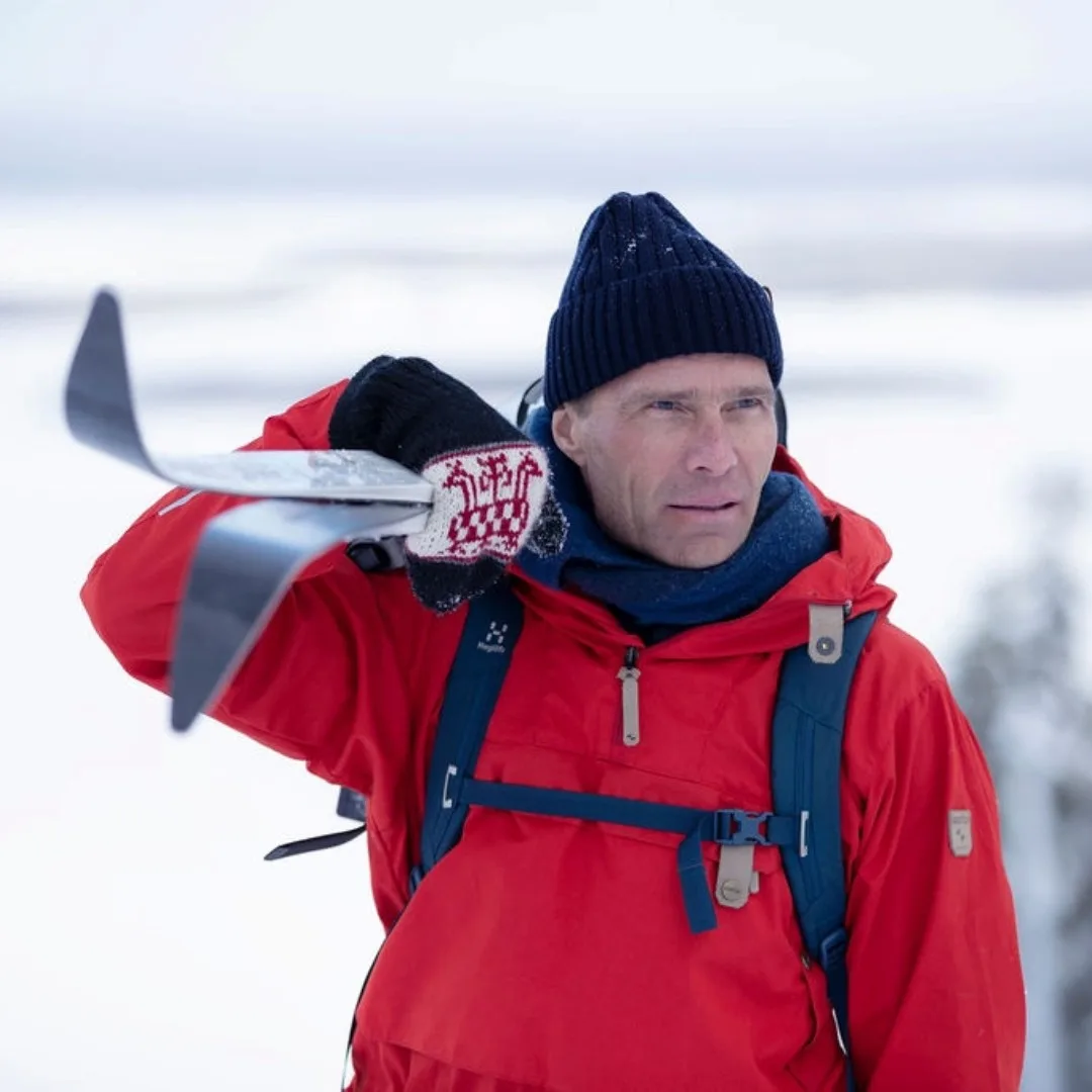 Mann beim Langlaufen auf gespurten Loipen in Nord-Saimaa, Nordkarelien.